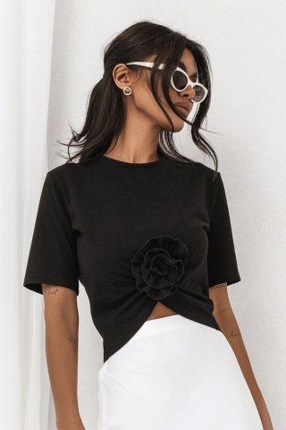Czarny t-shirt ELVIE z marszczeniem i różą