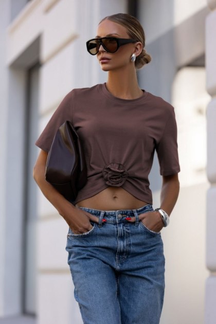 Czekoladowy t-shirt ELVIE z marszczeniem i różą